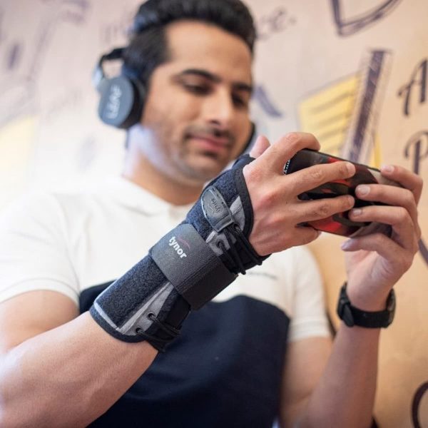 Tynor Wrist Splint With Thumb, Black (1 Unit) - Image 6